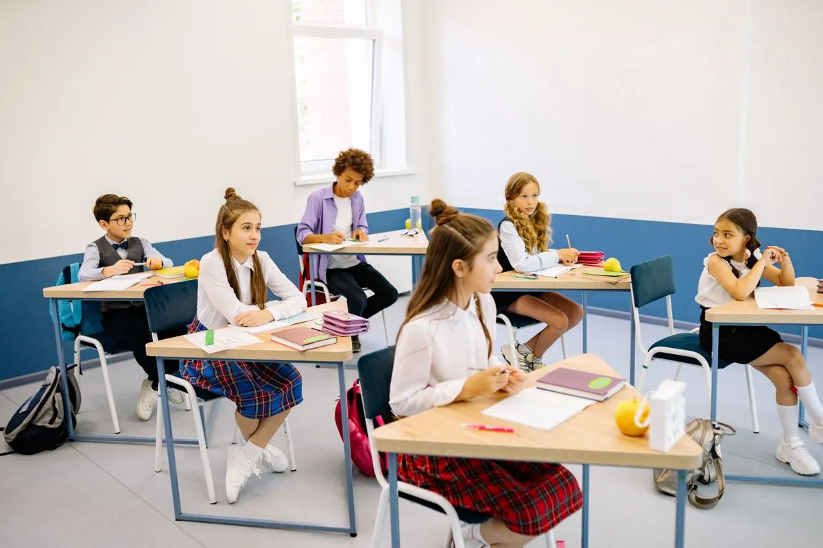 Aydınlık bir sınıfta öğrenciler