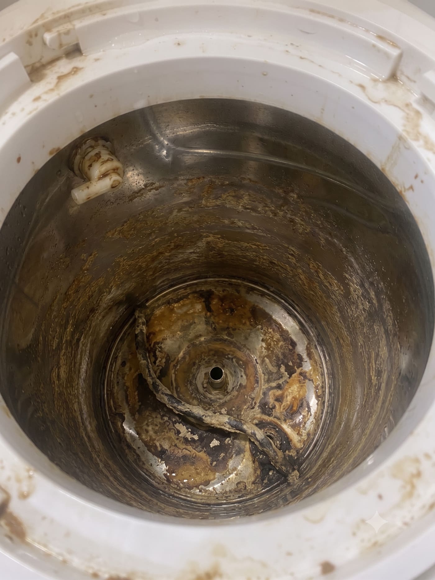 Ozonlama öncesi bakteri ve tortu barındıran sebil haznesi